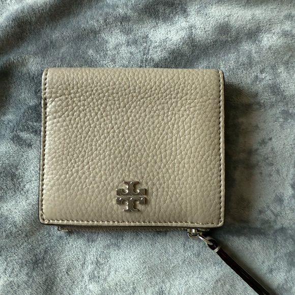 Tory Burch Small Beige Leather Wallet - Picture 4 of 7